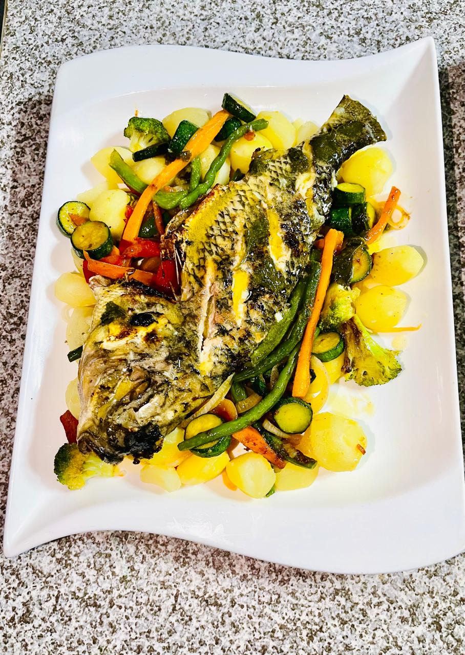 Peixe Inteiro com Legumes